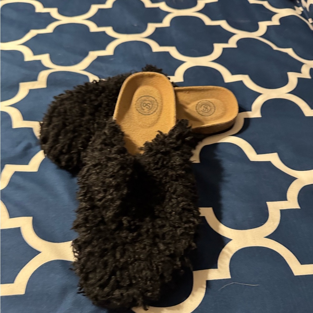 SO Black Mules with Plush Upper and Durable Sole